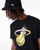 Immagine di NEW ERA - T shirt girocollo da uomo nera in cotone con logo giallo