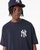 Immagine di NEW ERA - T shirt oversize da uomo blu scuro con logo bianco