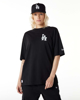 Immagine di NEW ERA - T shirt oversize nera in cotone con logo bianco