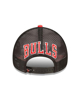 Immagine di NEW ERA - Cappello bianco e rosso regolabile con pannello posteriore nero in mesh e logo Chicago Bulls