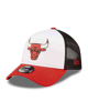 Immagine di NEW ERA - Cappello bianco e rosso regolabile con pannello posteriore nero in mesh e logo Chicago Bulls