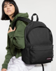 Immagine di EASTPAK - Zaino OUT OF OFFICE nero con tasca frontale e scomparto laptop