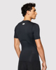 Immagine di UNDER ARMOR - T shirt da allenamento nera aderente in tessuto traspirante con