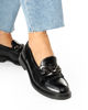 Immagine di ZOE - Mocassino nero con catena sulla fascia frontale, tacco 2,5CM