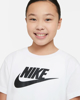 Immagine di NIKE - T shirt da bambina bianca con logo nero