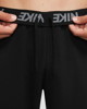Immagine di NIKE - Pantalone tuta da uomo nero in tessuto traspirante con logo bianco