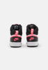 Immagine di NIKE - Sneaker alta da bambina bianca e nera in VERA PELLE con logo rosa fluo e strappo, numerata 28/35 - COURT BOROUGH MID 2 PS