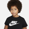 Immagine di NIKE - T shirt cropped da bambina nera con logo bianco