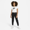 Immagine di NIKE - T shirt cropped da bambina bianca con logo nero
