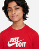 Immagine di NIKE - T shirt da bambino rossa con logo bianco