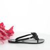 Immagine di MY JEWELS - Ciabatta infradito nera in gomma con fiocco strass