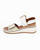 Immagine di DIVAS - Sandalo bianco e oro con doppia fascia frontale e fibbia, zeppa 6CM