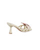 Immagine di MISS GLOBO - Sandalo mules infradito platino con fiore e punta quadrata, tacco 7,5CM