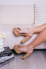 Immagine di MISS GLOBO - Sandalo beige con fiore e sottopiede in VERA PELLE, tacco 10,5CM