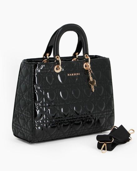 Immagine di NARDINI - Borsa grande nera due manici effetto vernice trapuntata con cuori e ciondoli, tracolla removibile