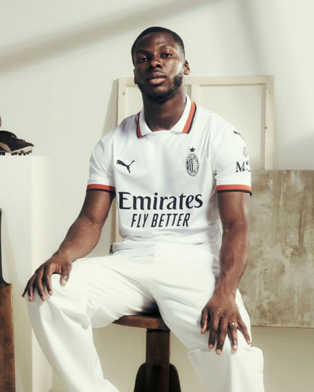 Immagine di PUMA - T-SHIRT BIANCA/ROSSA E NERA AC MILAN AWAY REPLICA DA UOMO - 775015-02
