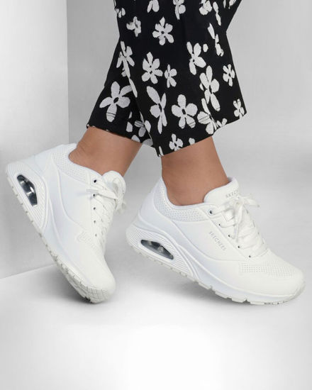 Immagine di SKECHERS - UNO - STAND ON AIR - Sneakers bianca da donna con tomaia traforata