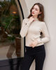 Immagine di BACHATA - Maglia beige da donna a manica lunga con collo alto