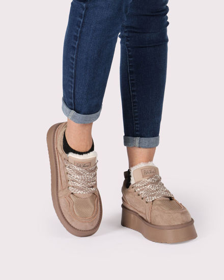 Immagine di RIFLE - Scarpa beige scamosciata con lacci e pelliccia interna