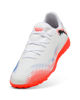 Immagine di PUMA - Scarpa da calcetto bianca con dettagli arancioni e blu - FUTURE 8 PLAY TT