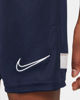 Immagine di NIKE - Pantaloni corti da bambino blu scuro in tessuto traspirante con logo bianco