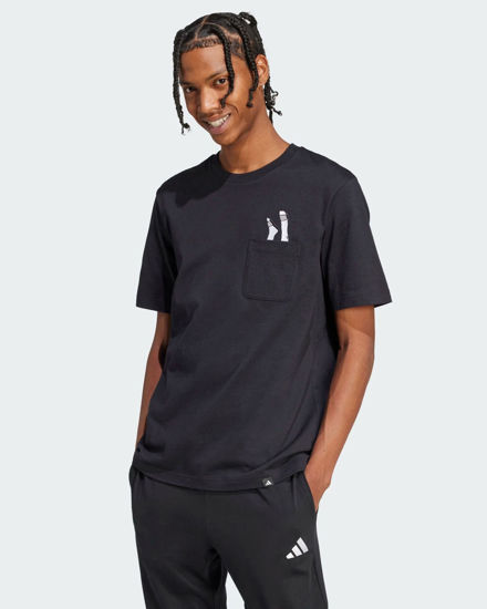 Immagine di ADIDAS - T-SHIRT UOMO NERA MEZZA MANICA LOUNGE SLIDES GRAPHIC POCKET - JC5283