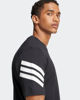 Immagine di ADIDAS - T-SHIRT FUTURE ICONS NERA MANICA CORTA DA UOMO 3 STRISCE IN JERSEY DI COTONE - JD4877