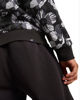 Immagine di PUMA - FELPA NERA CON STAMPA FLOREALE CON CAPPUCCIO ESSENTIAL +CLASS ACT AOP DA DONNA, 682500-01