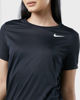 Immagine di NIKE - T SHIRT GIROCOLLO NERA IN TESSUTO TRASPIRANTE CON LOGO BIANCO  DA DONNA, DX0687/010