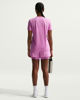 Immagine di NIKE - T SHIRT GIROCOLLO MAGENTA IN TESSUTO TRASPIRANTE CON LOGO BIANCO  DA DONNA, DX0687/504