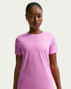 Immagine di NIKE - T SHIRT GIROCOLLO MAGENTA IN TESSUTO TRASPIRANTE CON LOGO BIANCO  DA DONNA, DX0687/504