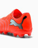 Immagine di PUMA - SCARPA DA CALCIO FUTURE 9 PLAY FG/AG ROSSA FLUO CON DETTAGLI GRIGI E NERI DA UOMO, 108715-01
