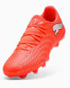 Immagine di PUMA - SCARPA DA CALCIO FUTURE 9 PLAY FG/AG ROSSA FLUO CON DETTAGLI GRIGI E NERI DA UOMO, 108715-01