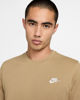 Immagine di NIKE – T-SHIRT SPORTSWEAR CLUB TAUPE DA UOMO – AR4997/297