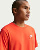 Immagine di NIKE – T-SHIRT SPORTSWEAR CLUB ARANCIONE DA UOMO – AR4997/809