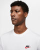 Immagine di NIKE – T-SHIRT SPORTSWEAR CLUB BIANCA CON LOGO NERO-ROSSO DA UOMO – AR4997/100