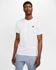 Immagine di NIKE – T-SHIRT SPORTSWEAR CLUB BIANCA CON LOGO NERO-ROSSO DA UOMO – AR4997/100