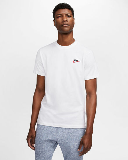 Immagine di NIKE – T-SHIRT SPORTSWEAR CLUB BIANCA CON LOGO NERO-ROSSO DA UOMO – AR4997/100