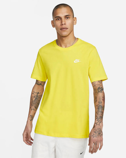 Immagine di NIKE – T-SHIRT SPORTSWEAR CLUB GIALLA DA UOMO – AR4997/732
