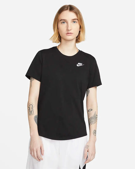 Immagine di NIKE – T-SHIRT SPORTSWEAR CLUB  ESSENTIALS NERA DA DONNA – DX7902/010