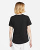 Immagine di NIKE – T-SHIRT SPORTSWEAR CLUB  ESSENTIALS NERA DA DONNA – DX7902/010