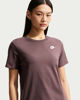 Immagine di NIKE – T-SHIRT SPORTSWEAR CLUB  ESSENTIALS MALVA DA DONNA – DX7902/502