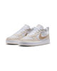 Immagine di NIKE - SNEAKERS JUNIOR COURT BOROUGH LOW BBALL GS  BIANCHE E BEIGE  CON DETTAGLI ROSSI DAL 36 AL 40, IR5462/100