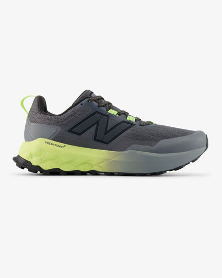Immagine di NEW BALANCE -  SCARPE DA RUNNING TRAIL FRESH FOAM GRIGIE CON DETTALI GIALLO FLUO DA UOMO,  MGARO1PX