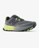 Immagine di NEW BALANCE -  SCARPE DA RUNNING TRAIL FRESH FOAM GRIGIE CON DETTALI GIALLO FLUO DA UOMO,  MGARO1PX