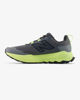 Immagine di NEW BALANCE -  SCARPE DA RUNNING TRAIL FRESH FOAM GRIGIE CON DETTALI GIALLO FLUO DA UOMO,  MGARO1PX