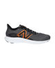 Immagine di NEW BALANCE -  SCARPA DA RUNNING GRIGIA CON DETTAGLI NERI E ARANCIONI DA UOMO, M411RO3