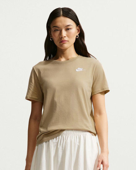 Immagine di NIKE - T- SHIRT SPORTSWEAR CLUB ESSENTIALS BEIGE/SABBIA DA DONNA , DX7902/286