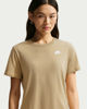 Immagine di NIKE - T- SHIRT SPORTSWEAR CLUB ESSENTIALS BEIGE/SABBIA DA DONNA , DX7902/286