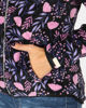 Immagine di ON SPIRIT - MICROPILE ORSETTO DONNA FULL ZIP NERO A FIORI ROSA E LILLA - OLIVIA